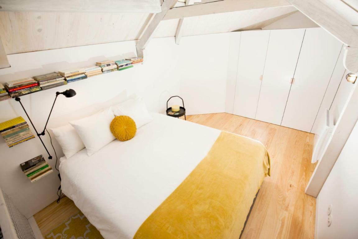 Get A Cactus And Books Apartment Porto