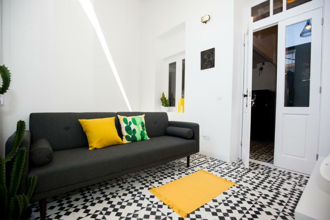 Get A Cactus And Books Apartment Porto